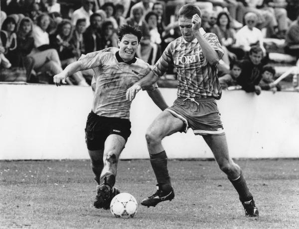 Darren Fellowes takes on Rodger Grey at Muir Park. Image Courtesy of Waikato Times.